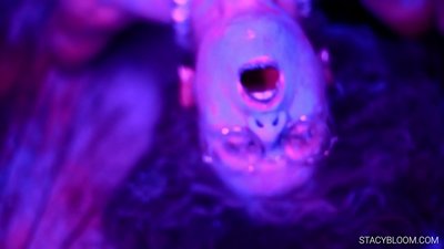 Беба мастурбира на камери и доводи себе до оргазма.